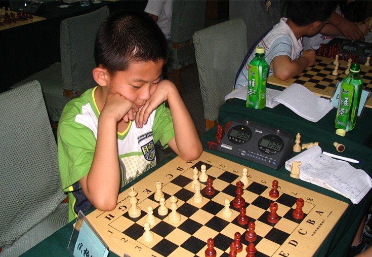 国际象棋侯补大师杨林涛在比赛中